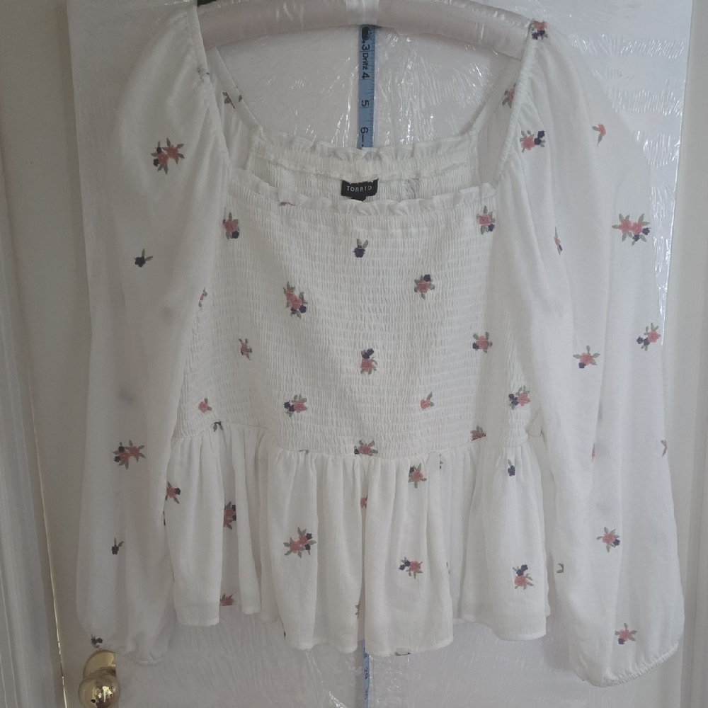NWT Woman's Torrid White Floral Smocked Blouse SIZE 1 Torrid Sizing (14/16)
